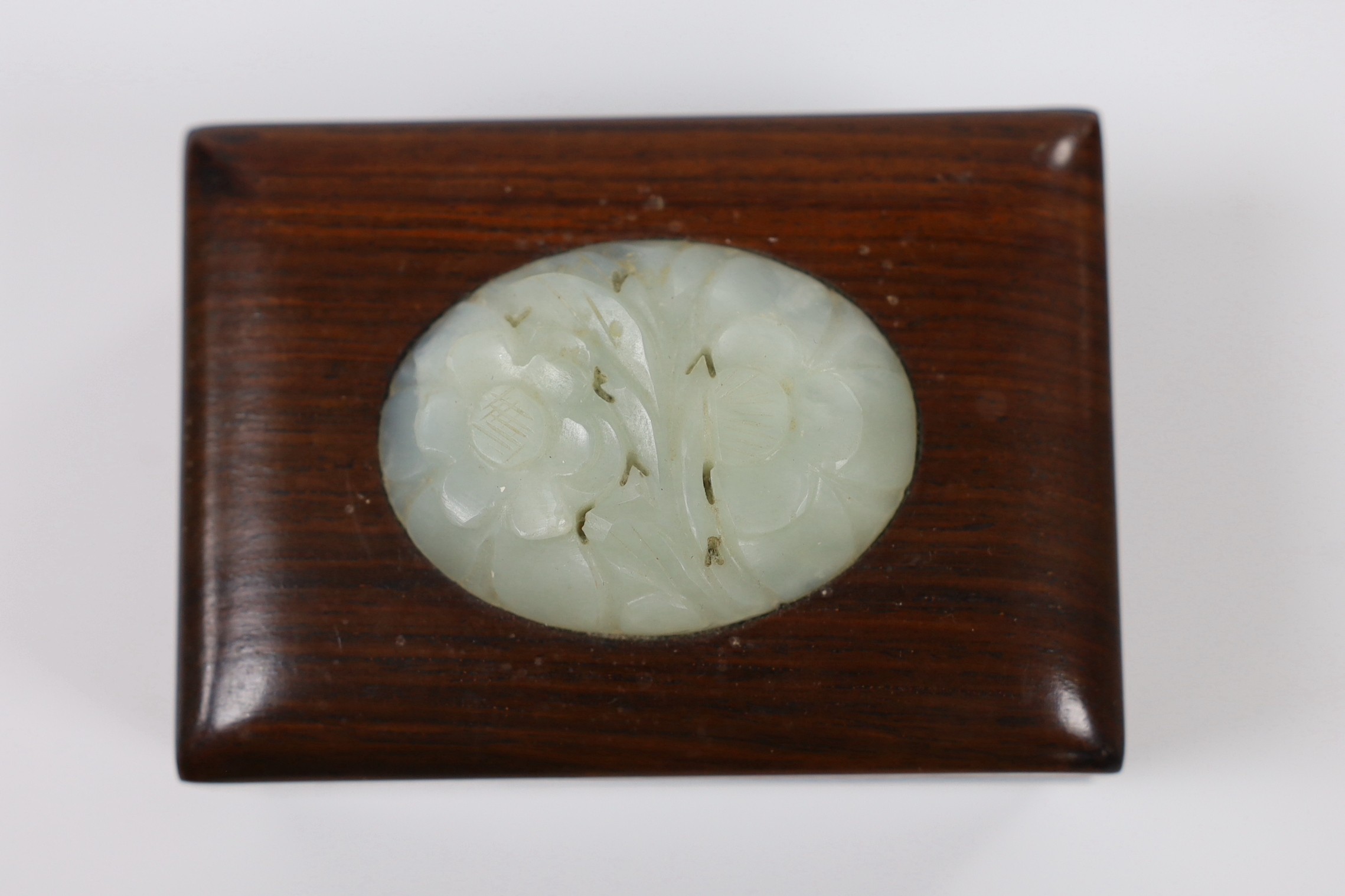 A Chinese bowenite jade mounted box, 10cm